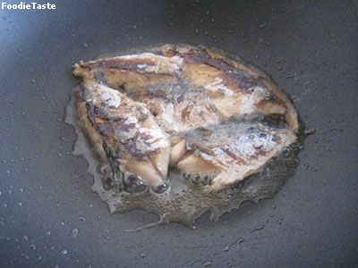 เอาเนื้อปลาทูที่แกะก้าง ลงทอดให้เหลืองกรอบ