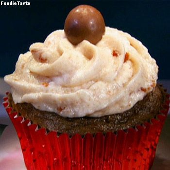 สูตรดับเบิ้ลช็อคโกแล็ตมอลต์คัพเค้ก วานิลลาเชอรี่บัตเตอร์ครีม (Double Chocolate Malt Shop Cupcakes with Cherry-Vanilla Buttercream)