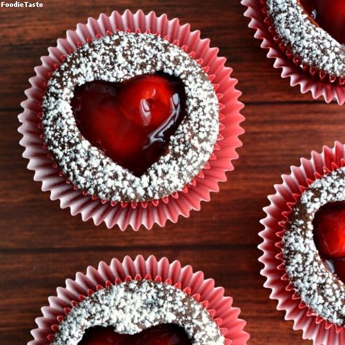 สูตรคัพเค้กช็อคโกแล็ตเชอร์รี่ - Cherry Heart Cutout Cupcakes