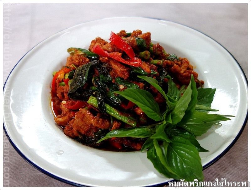 สูตรหมูผัดพริกแกงโหระพา (Stir fried pork with red  curry paste and basil leaves