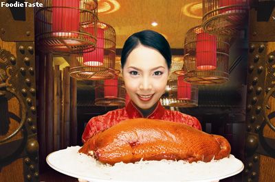 สัมผัสอาหารจีนจานเด่นที่คุณชื่นชอบ ที่ สุดยอดห้องอาหารจีน ลก หว่า ฮิน โรงแรมโนโวเทล กรุงเทพ สยามสแควร์ “ เป็ดปักกิ่ง ” รสเลิศที่มาพร้อมหนังกรอบๆ ซอส เครื่องเคียง และแผ่นแป้งบางเฉียบรสนุ่ม อร่อยยิ่งขึ้นกับเนื้อเป็ด ปรุงในแบบที่คุณโปรดปราน