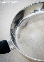 ล้างน้ำให้เรียบร้อย รอยไหม้ที่ติดแน่นกับเครื่องครัวก็จะหลุดออกหมด และได้เครื่องครัวที่แวววาวเหมือนใหม่