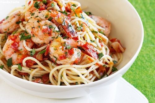 สปาเก็ตตี้ซอสมะเขือเทศกุ้งสด รสเผ็ด - Chilli prawn and tomato spaghetti