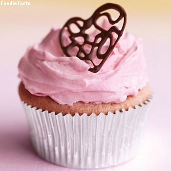 ราสเบอร์รี่คัพเค้ก พิ้งค์บัตเตอร์ครีม (Raspberry cupcake with pink buttercream)