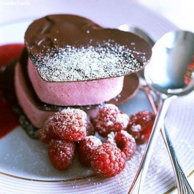 ช็อคโกแล็ต ราสเบอร์รี่ นาโปเลี่ยน (Chocolate and Raspberry Heart Napoleons)