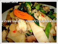 กระเพราหน่อไม้ดองไก่ (Stir fry preserved bamboo shoot with holy basil and chicken)