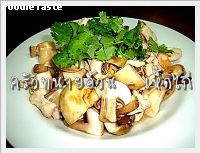 เห็ดไก่ (Stir fried mushroom with chicken)
