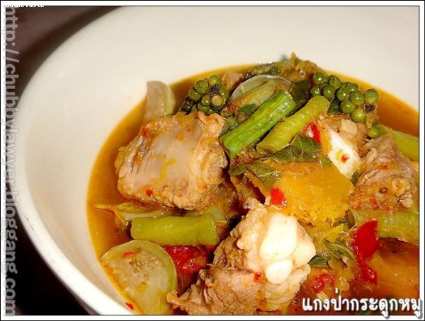 แกงป่ากระดูกหมู (Kaeng pa curry with pork spare ribs)
