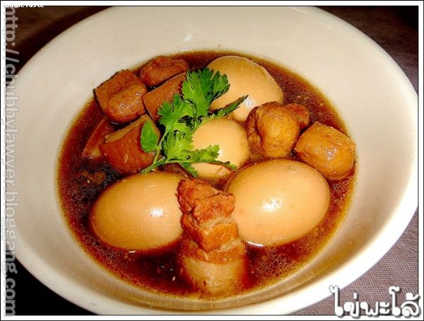 ไข่พะโล้ (Kai Pa –low: Boiled egg in brown soup)