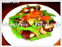 ผัดถั่วหวานกุ้ง (Stir fried sweet peas with carrot, fresh shitake mushroom and shrimps)