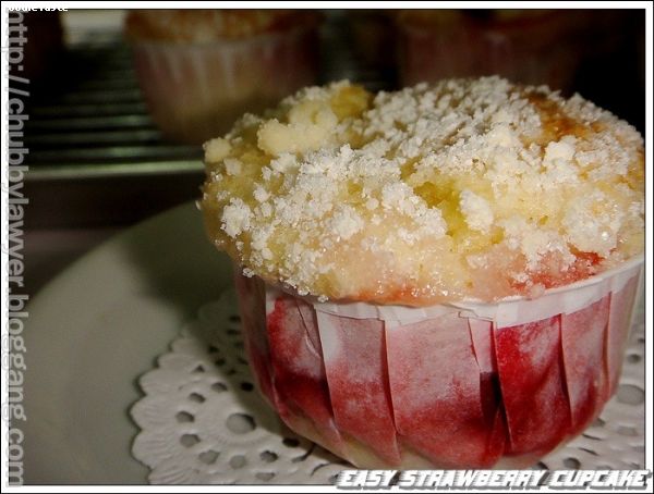 คัพเค้กสตรอเบอร์รี่ครัมเบิ้ล (Strawberry crumble cupcake)