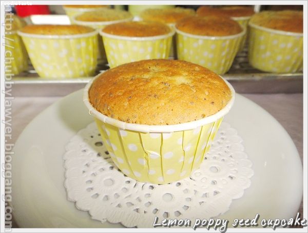 เค้กมะนาวป๊อปปี้ซีด (Lemon poppy seed cupcake)
