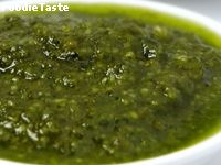 pesto sauce (close-up)