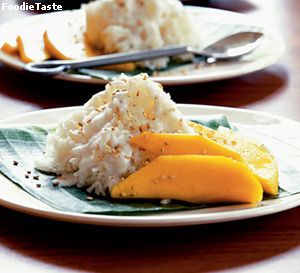 ข้าวเหนียวมะม่วง (Sticky rice and mango) ขนมหวานของไทย