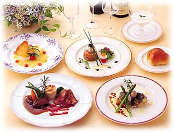 การเสิร์ฟอาหารแบบฝรั่งเศส เสิร์ฟเป็นคอร์ส สร้างสรรค์โดยเชฟ เพิ่มอรรถรสในการทานอาหาร